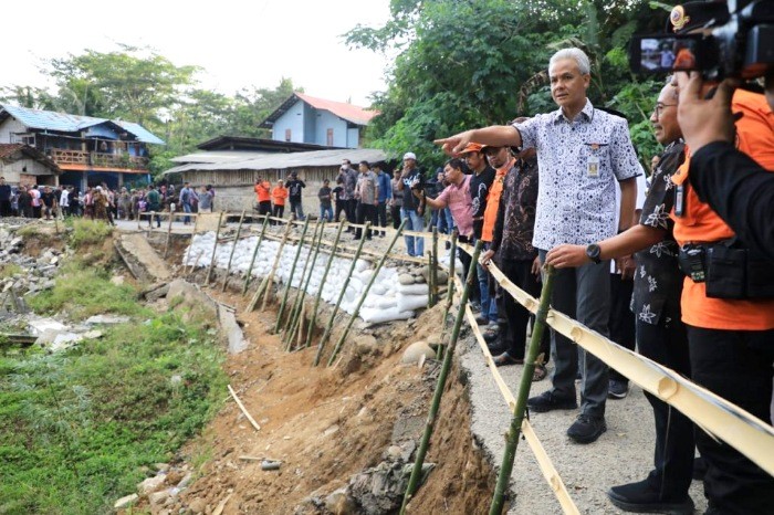 Gubernur Jateng Ganjar Pranowo saat meninjau lokasi jalan amblas di Banjarnegara.