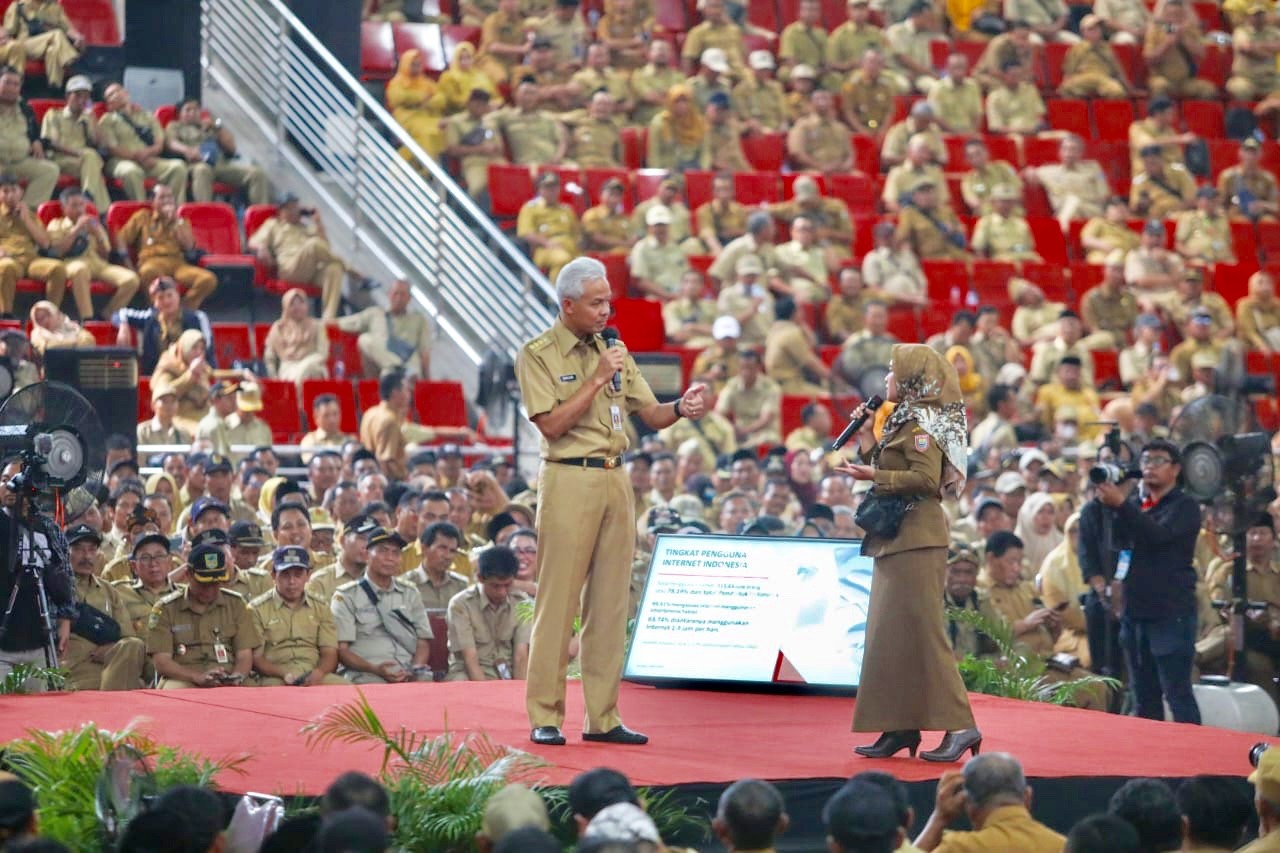 Potret Gubernur Jawa Tengah Ganjar Pranowo saat berinteraksi dengan kepala desa dan perangkat desa di kompleks Stadion Jatidiri, Kota Semarang, Senin (5/6/2023).