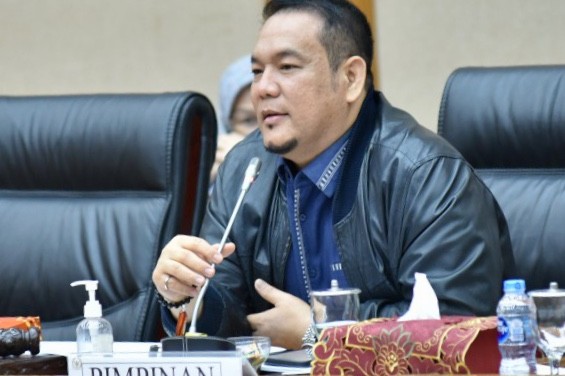 Potret Anggota Komisi VII DPR RI Yulian Gunhar yang menyebut Komisi VII bakal menindaklanjuti dugaan ekspor ilegal bijih Nikel ke China, yang diduga negara rugi sebesar Rp575 miliar.