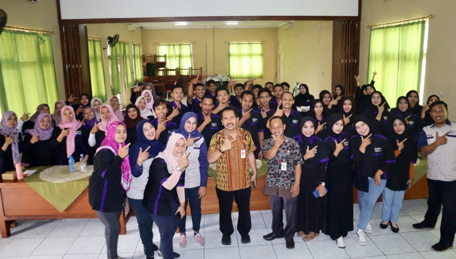 Potret para peserta pelatihan kerja saat foto bersama Sekretaris Daerah Kabupaten Jepara Edy Sujatmiko di Balai Latihan Kerja (BLK) Pecangaan.