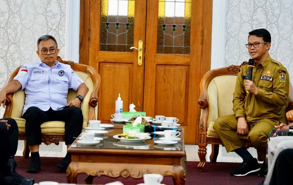 Potret Kepala Badan Narkotika Nasional (BNN) Provinsi Jawa Tengah Brigjend Pol Heru Pranoto (kiri) bersama Wakil Bupati Temanggung Heri Ibnu Wibowo (kanan) saat berada di Pendapa Jenar Setda Temanggung.