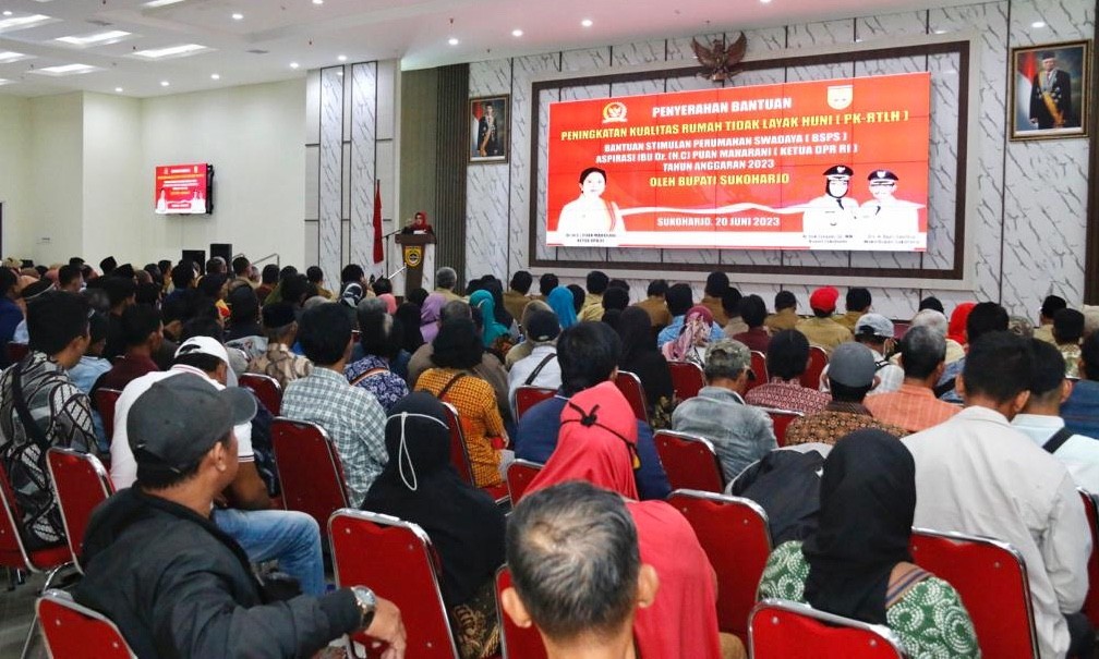 Potret para warga Sukuharjo yang mendapatkan bantuan Peningkatan Kualitas-Rehab Rumah Tidak Layak Huni (PK-RTLH) dari aspirasi Ketua DPR RI Puan Maharani.