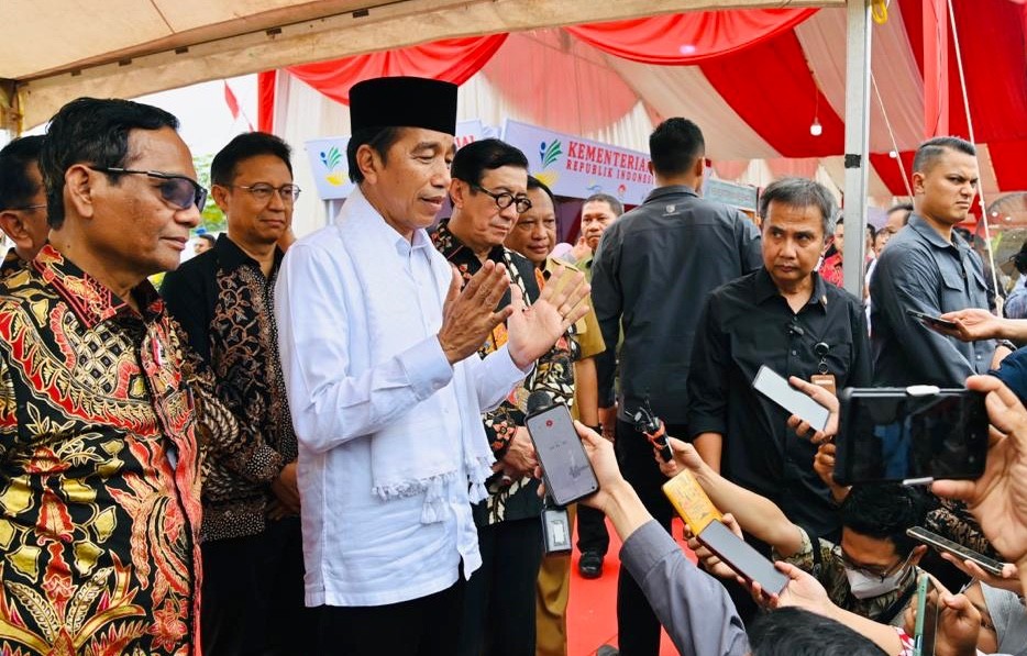 Potret Presiden Jokowi saat memberikan keterangan pers usai meluncurkan program pelaksanaan rekomendasi nonyudisial pelanggaran HAM Berat di Indonesia yang digelar di Rumoh Geudong, Kabupaten Pidie, Aceh, Selasa (27/6/2023).