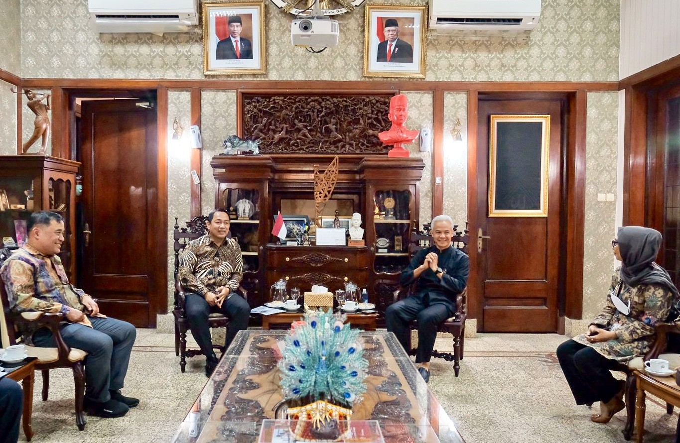 Potret Kepala Lembaga Kebijakan Pengadaan Barang/Jasa Pemerintah (LKPP) Hendrar Prihadi (kiri) saat bediskusi dengan Gubernur Jawa Tengah Ganjar Pranowo (kanan) di Rumah Dinas Gubernur (Puri Gedeh), Kamis (8/6/2023). (Dok. Hms)