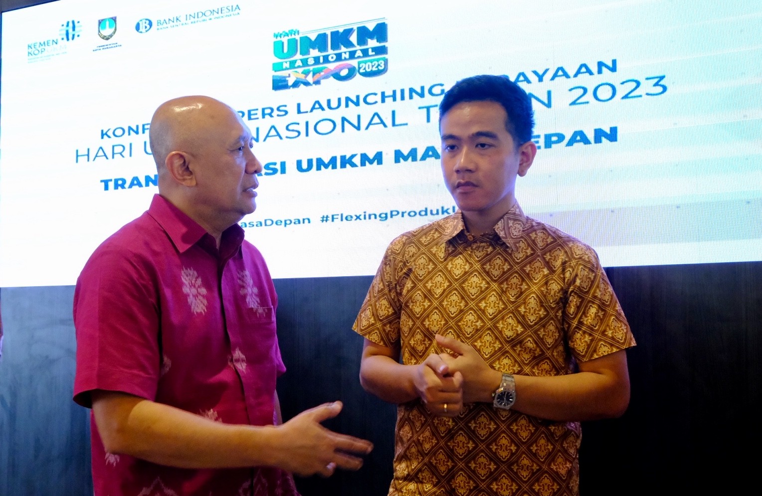 Potret Menteri Koperasi dan Usaha Kecil dan Menengah Teten Masduki saat bersama Wali Kota Surakarta Gibran Rakabuming di Loji Gandrung, Rabu (14/6/2023).