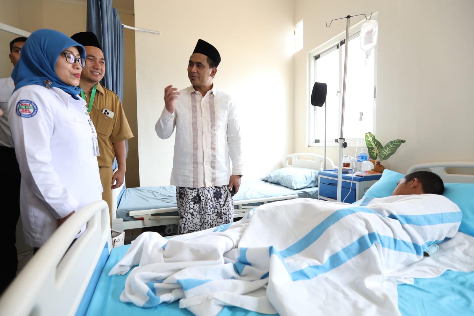 Potret Wakil Gubernur Jawa Tengah Gus Yasin saat berada di Klinik Pratama Sawaf Sarang, Sarang, Kabupaten Rembang, Senin (5/6/2023).