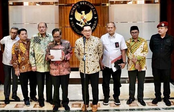 Potret Gubernur Jawa Barat Ridwan Kamil bersama tim investigasi Ponpes Al Zaytun saat memberikan keterangan pers usai melaporkan hasil investigasinya ke Menko Polhukam Mahfud MD di Jakarta, Sabtu (24/6/2023).