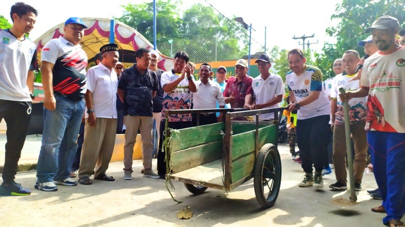Ketua LPM Ciketing Udik bersama Ketua RT 11 dan Ketua RW 08 saat mendorong gerobak tanda dimulainya kegiatan K3.