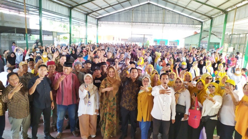 Wenny Haryanto berfoto bersama warga Bekasi Utara usai sosialisasi.