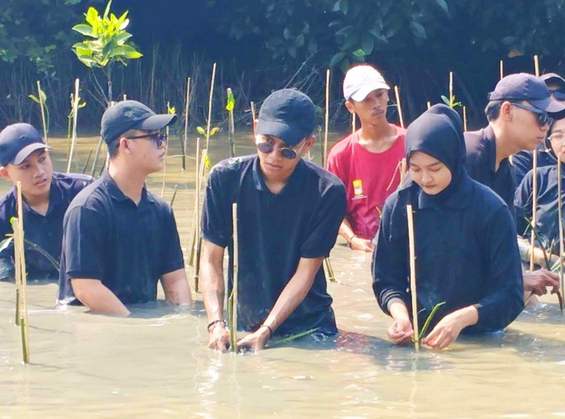 Abang Mpok Kabupaten Bekasi saat melakukan penanaman bibit mangrove.