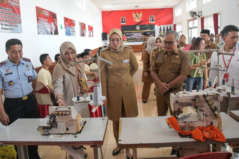 Bupati Purwakarta, Anne Ratna Mustika saat meninjau pelatihan menjahit di Lapas Kelas II B Purwakarta.