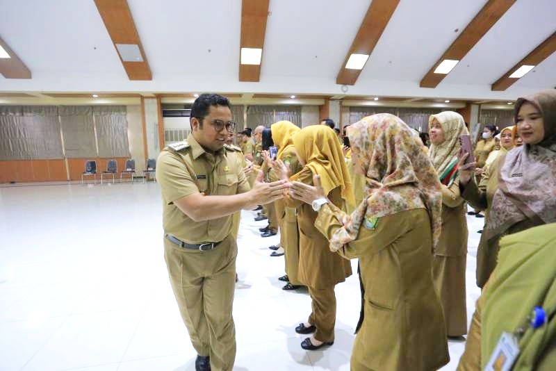 Wali Kota Tangerang bersalaman dengan para pejabat fungsional yang baru saja dilantik.