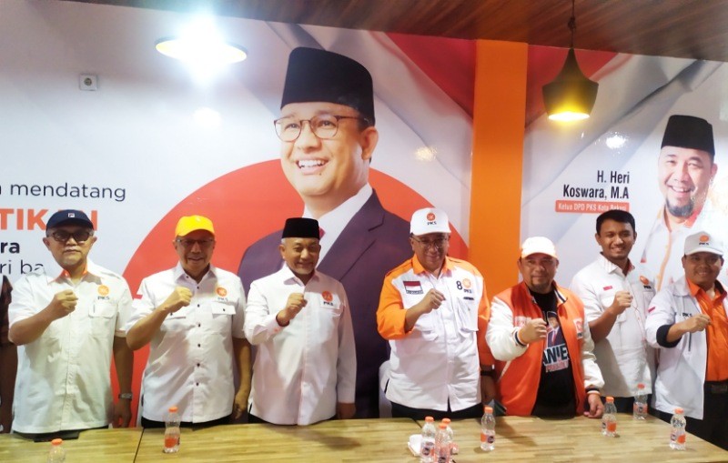 Presiden PKS Ahmad Syaikhu didampingi jajarannya.