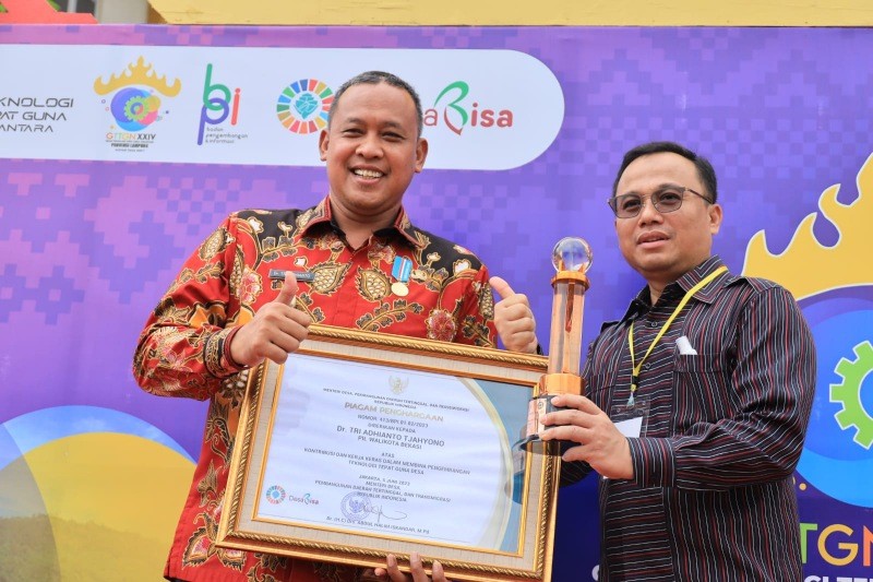 Plt Wali Kota Bekasi Tri Adhianto terima penghargaan TTG.