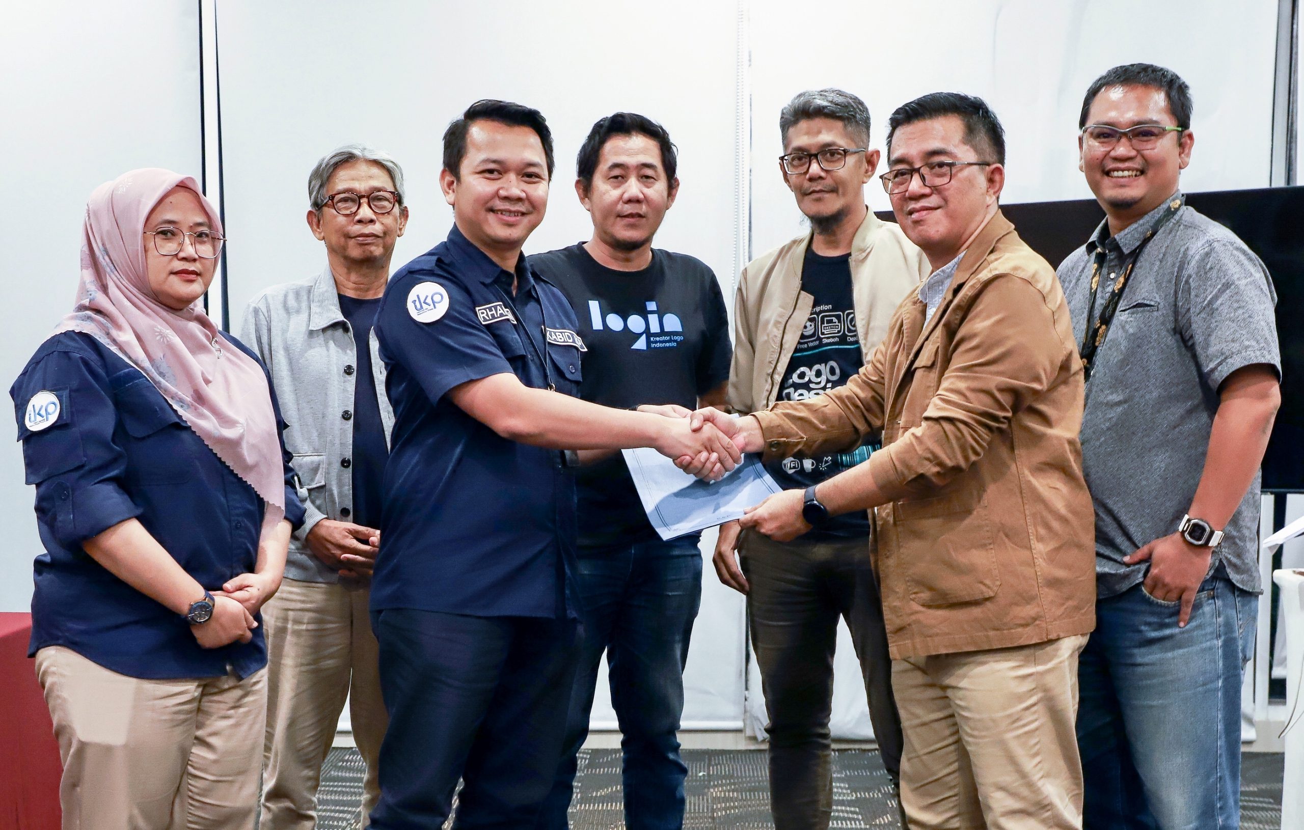 Potret Ketua Dewan Juri desain logo Hari Jadi Kabupaten Bekasi (kanan) saat menyerahkan hasil karya para peserta yang masuk 5 besar ke Kepala Bidang Informasi dan Komunikasi Publik (IKP) Diskominfosantik Kabupaten Bekasi (kiri) di Hotel Sunnera Antero Jababeka Cikarang pada Selasa (4/7/2023) kemarin.