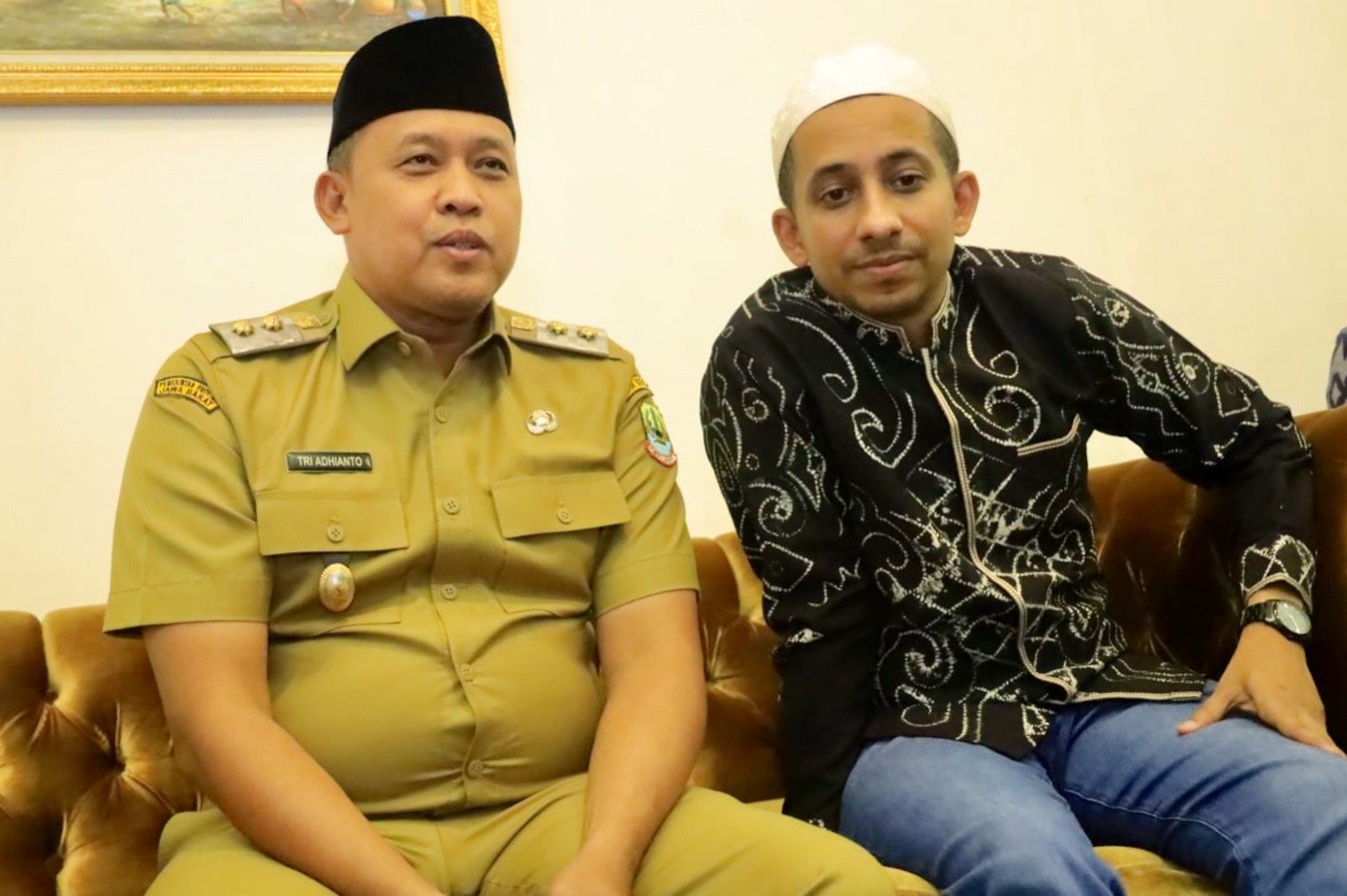 Potret Plt Wali Kota Bekasi Tri Adhianto (kiri) saat berfoto bersama dengan Habib Husein bin Ja’far Asegaf (kanan).