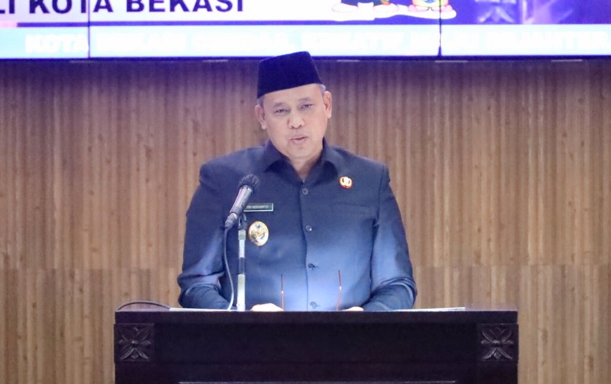 Potret Plt Wali Kota Bekasi Tri Adhianto saat membacakan KUA PPAS dihadapan para pimpinan dan anggota DPRD Kota Bekasi.
