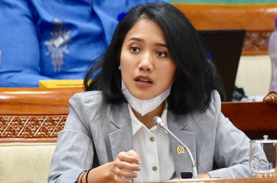 Potret Anggota Komisi XI DPR RI Puteri Komarudin yang memberikan pesan kepada dua Anggota Dewan Komisioner OJK terpilih agar memperkuat fungsi pengawasan.