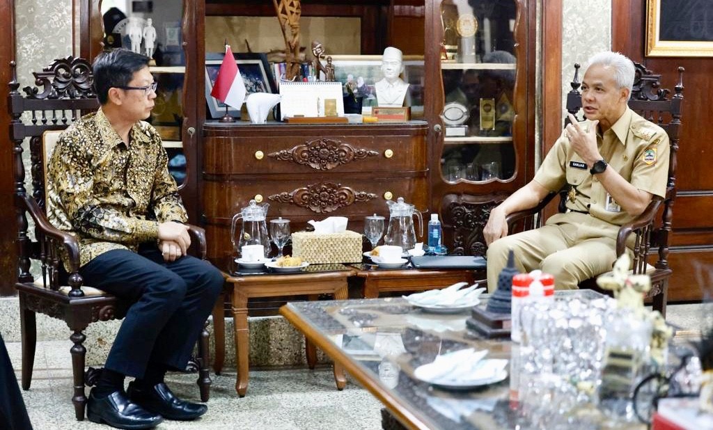 Potret Gubernur Jawa Tengah Ganjar Pranowo (kanan) saat berbincang dengan Dubes Thailand untuk Indonesia Prapan Disyatat (kiri) di Rumah Dinas Puri Gedeh, Senin (24/7/2023). Mereka berdua membahas potensi kerja sama mulai dari pertanian, green energy, hingga pariwisata.
