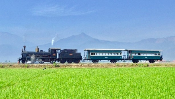 Potret kereta api dengan lokomotif uap yang memiliki perjalanan atau sejarah panjang hingga saat ini.