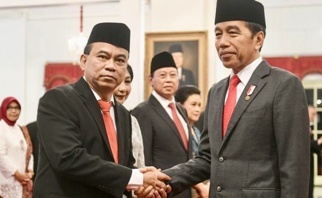 Potret Budi Arie Setiadi yang gantikan Johnny G Plate sebagai Menkominfo saat berfoto bersama dengan Presiden Jokowi usai di lantik di Istana Negara, Jakarta, Senin (17/7/2023).