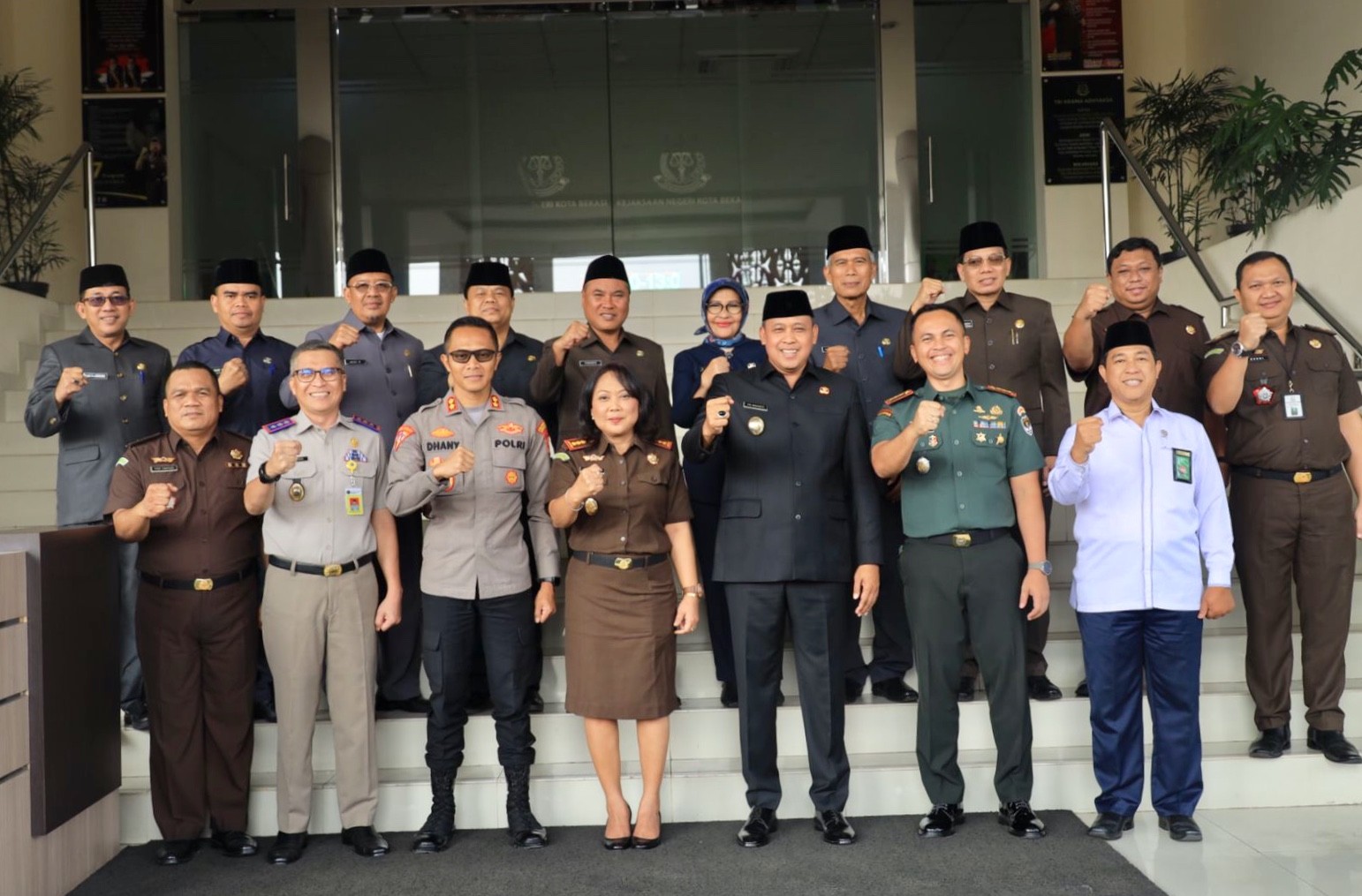 Potret Plt Wali Kota Bekasi bersama Forkopimda saat memberikan surprise ke Kajari Kota Bekasi dalam memeriahkan Hari Bhakti Adhyaksa ke-63.