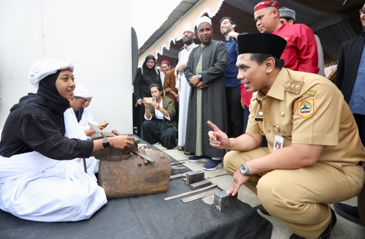 Potret Wakil Gubernur Jawa Tengah Taj Yasin Maimoen yang akrab disapa Gus Yasin dalam acara penutupan Lawu Culture and Tourism Festival 2023 saat menyaksikan secara langsung proses pembuatan keris, dan melihat pameran benda-benda pusaka.