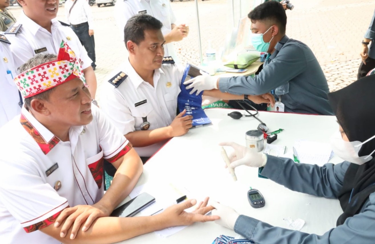 Potret Plt Wali Kota Bekasi Tri Adhianto saat mengunjungi salah satu stand pelayanan publik yang ada di Alun-alun Kota Bekasi.