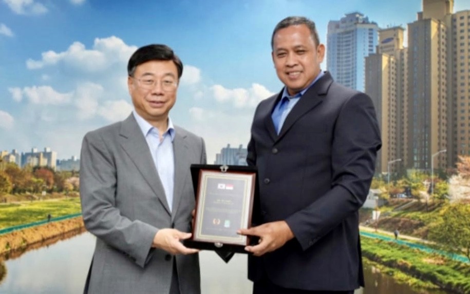 Potret Plt Wali Kota Bekasi Tri Adhianto (kanan) saat berfoto bersama dengan Wali Kota Seongnam Korea Selatan Shin Sang-jin (kiri).