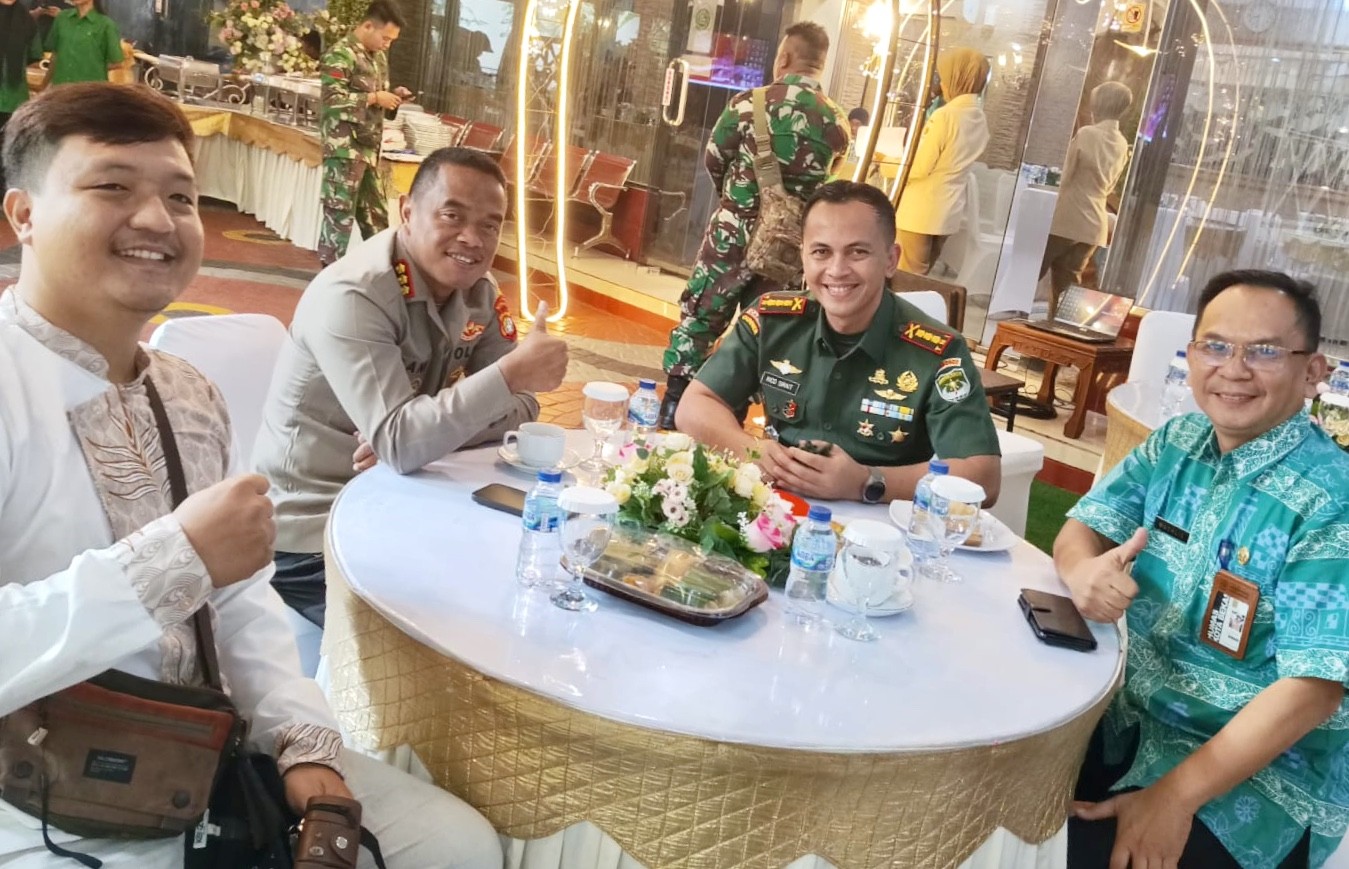 Potret Subkoord Publikasi Eksternal pada Bagian Humas Setda Kota Bekasi, M. Muchlis (kanan) yang mewakili Pemerintah Kota Bekasi saat berfoto bersama Dandim 0507/Bekasi Kolonel Arm Rico Sirait (tengah) dan Kapolres Metro Bekasi Kota Kombes Pol Dani Hamdani (kiri barisan ke dua) di Rumah Makan Pondok Kenanga, Kamis (27/7/2023).