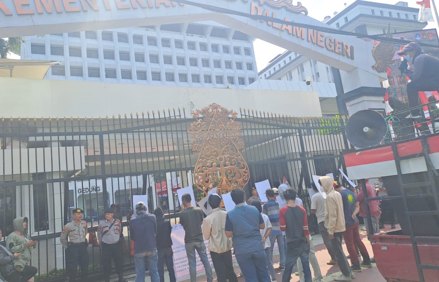 Potret para demonstran yang menamakan diri Gerakan Independensi Indonesia (GII) saat melakukan aksi unjuk rasa di depan gedung Kementerian Dalam Negeri (Kemendagri), Jakarta, Senin (31/7/2023).