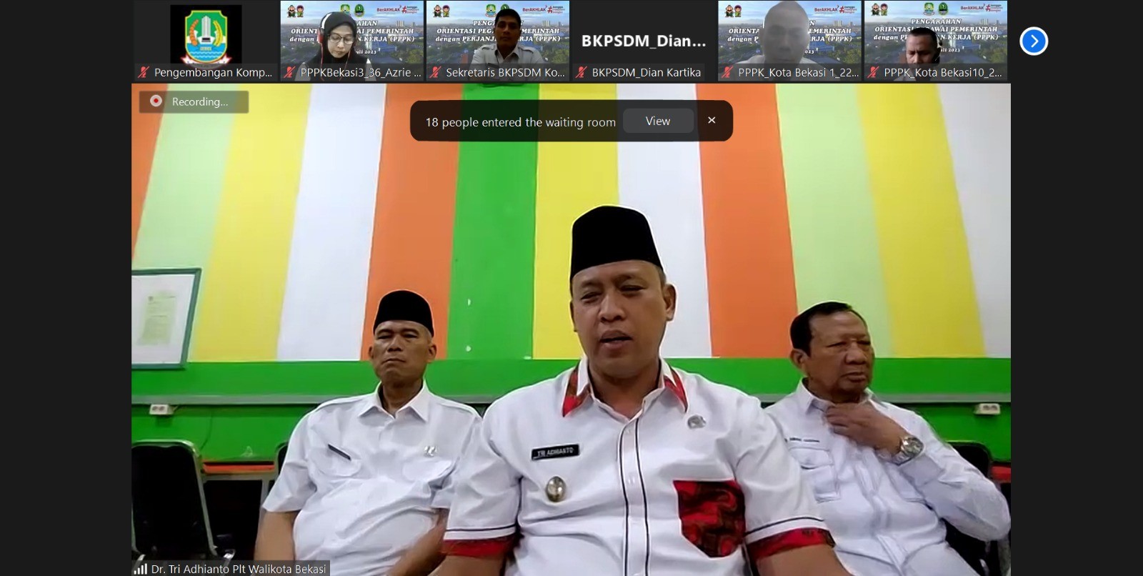 Potret Plt Wali Kota Bekasi Tri Adhianto (tengah) saat memberikan arahan kepada Guru PPPK yang akan menjalani program orientasi lanjutan yang digelar oleh BKPSDM.