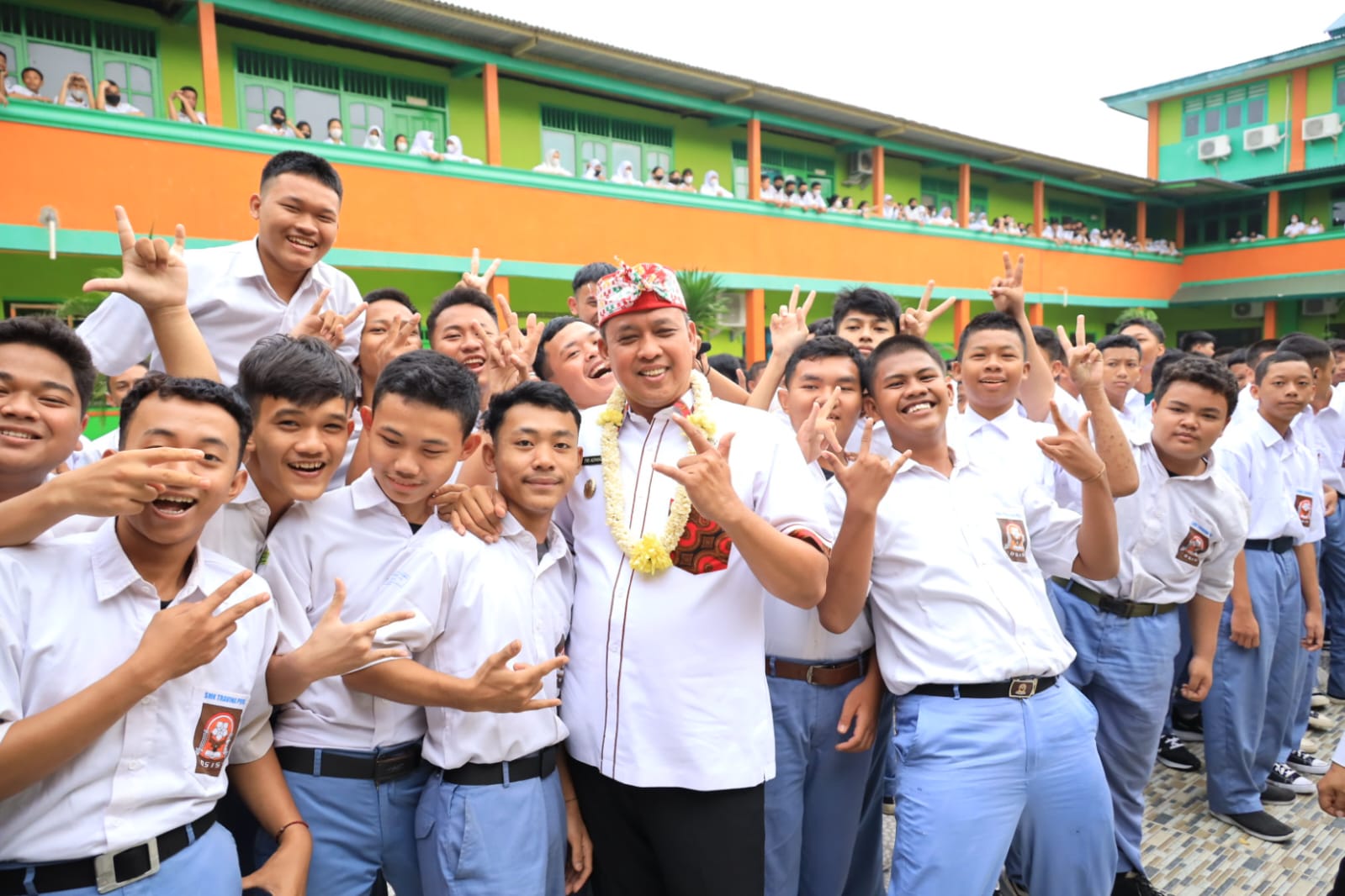 Potret Plt Wali Kota Bekasi Tri Adhianto saat berfoto bersama usai memberikan materi wawasan kebangsaan kepada para siswa/i SMA.