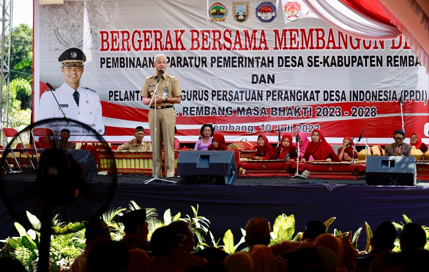 Potret Gubernur Jawa Tengah Ganjar Pranowo saat memberikan arahan kepada aparatur pemerintah desa se-Kabupaten Rembang di Taman Sarinah, Desa Karangsari, Kecamatan Sulang, Jawa Tengah, Senin (10/7/2023).