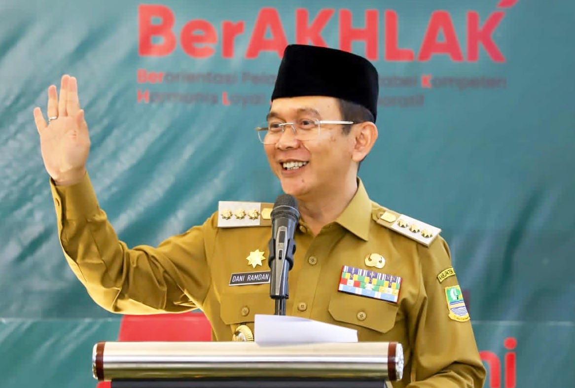 Potret Pj Bupati Bekasi Dani Ramdan yang menyebut Pemkab Bekasi akan membangun Tugu Lemahabang sebagai pengingat sejarah di lokasi ini.