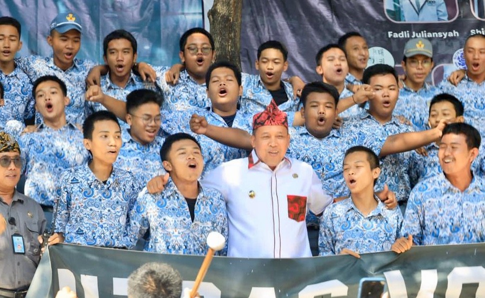 Potret Plt Wali Kota Bekasi Tri Adhianto saat berfoto bersama anak-anak pelajar SMA.