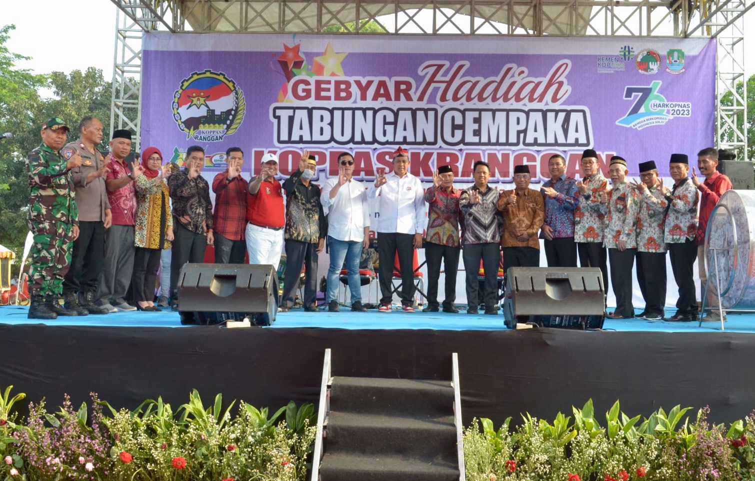 Potret para petinggi KOPPAS Kranggan bersama pejabat yang ada di wilayah Kecamatan Jatisampurna, Kota Bekasi saat berfoto bersama usai mengambil undian yang bertabur hadiah untuk para penabung.