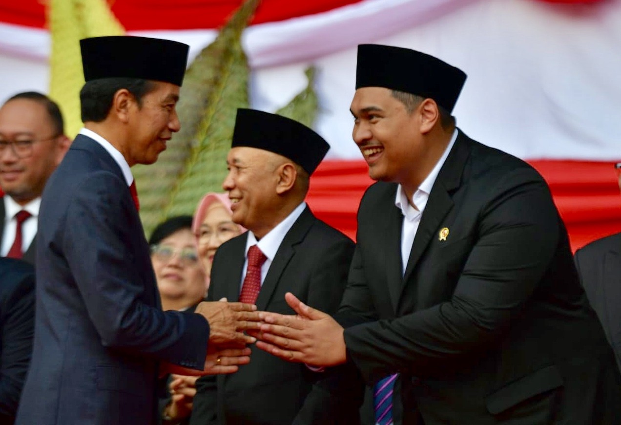 Potret Presiden Jokowi (kiri) saat bertegur sapa dengan pembantunya, Menpora Dito Ariotedjo (kanan). (Foto/Net)