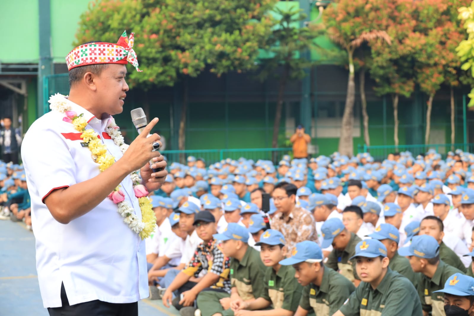 Potret Plt Wali Kota Bekasi Tri Adhianto saat berbicara pentingnya mengetahui sejarah bangsa dihadapan para pelajar.