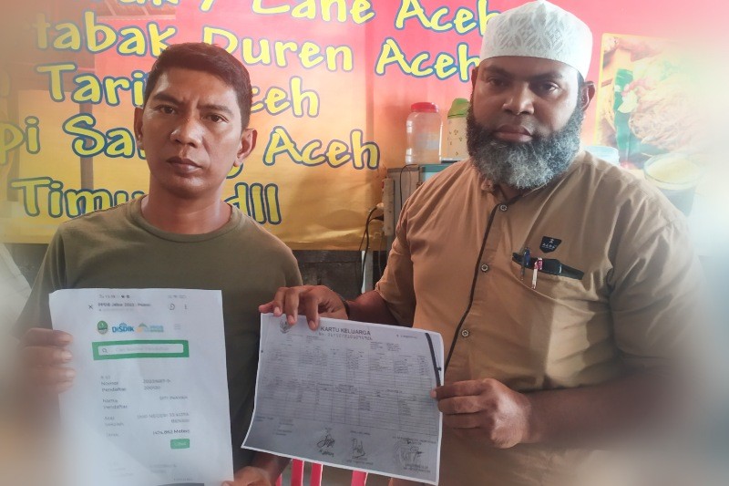 Ketua RT 08/08 Pengasinan, Rudi Erlindo (kiri) dan Ustadz Muksin Seri saat menunjukkan bukti dugaan kecurangan PPDB di SMAN 13 Kota Bekasi, Rabu (12/7/2023). Foto: Suarapena.com