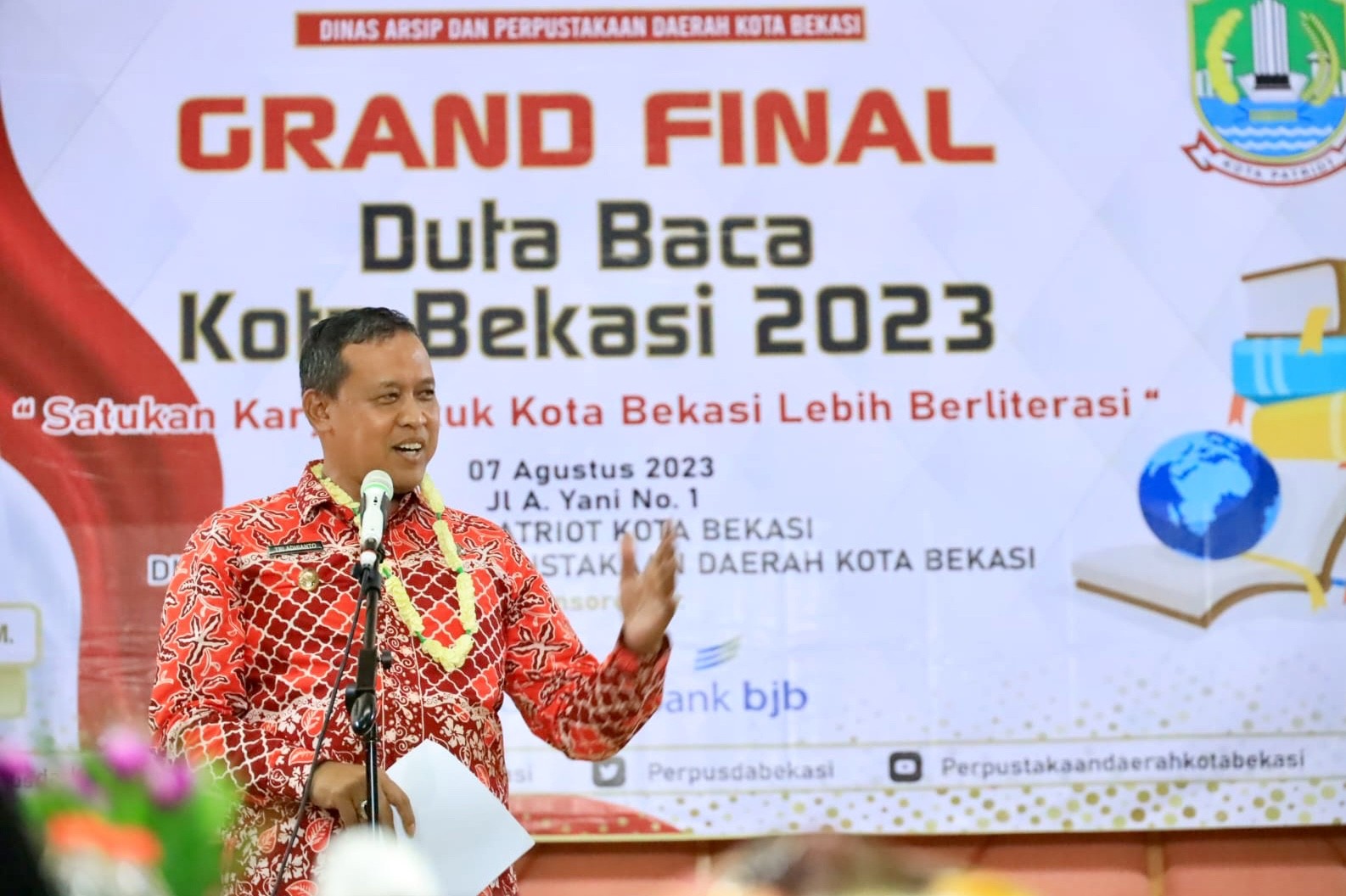 Plt wali kota bekasi tri adhianto saat memberikan sambutan dalam grand final duta baca 2023.