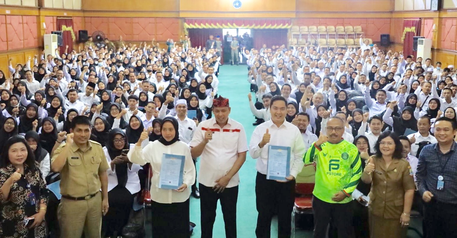 Potret Plt Wali Kota Bekasi Tri Adhianto usai menyerahkan SK Guru PPPK di Balai Patriot Kota Bekasi, Selasa (1/8/2023).
