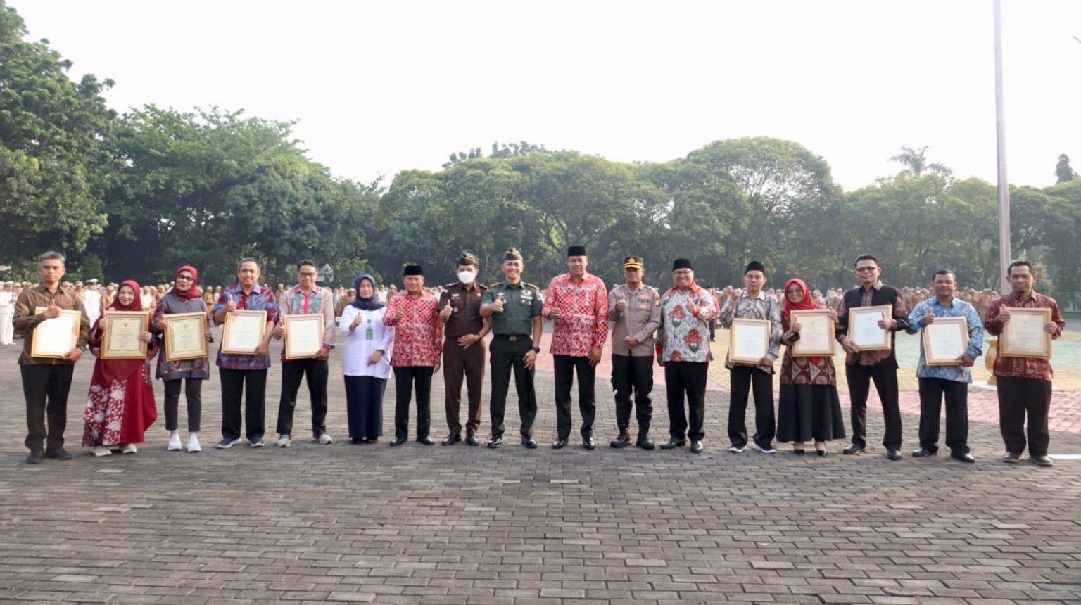 Plt wali kota bekasi tri adhianto dapat penghargaan sebagai tokoh penggerak koperasi madya dari dekopin pusat
