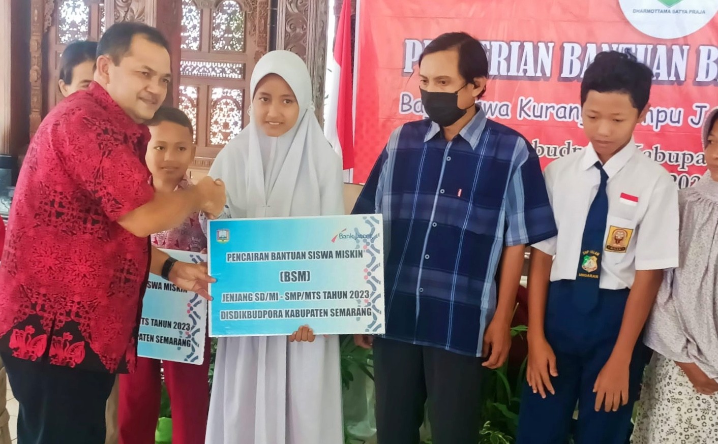 Siswa kurang mampu di semarang terima beasiswa cegah putus sekolah
