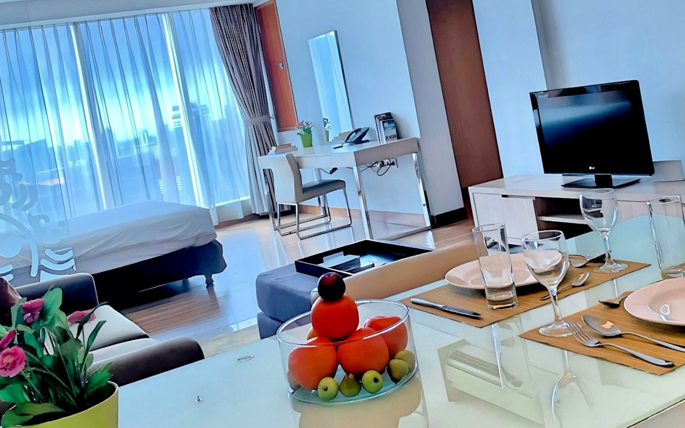 Potret ruangan dalam HABITARE Apart'Hotel Rasuna Jakarta.