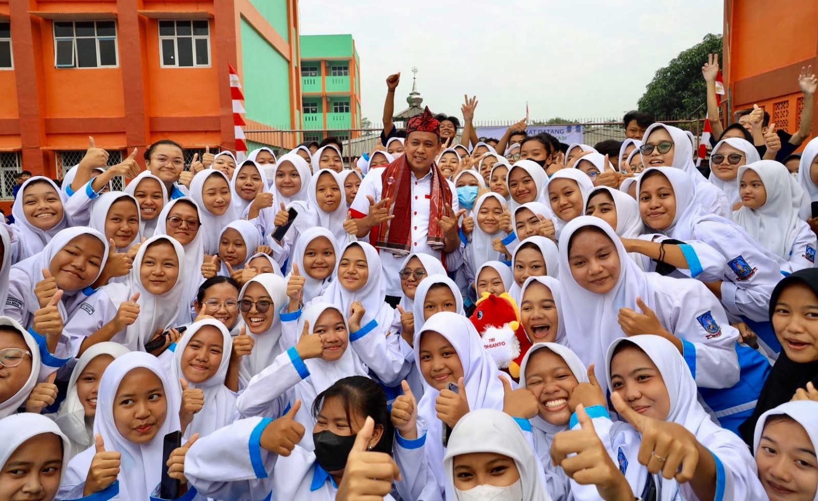 Plt wali kota bekasi tri adhianto saat foto bersama usai memberikan wawasan kebangsaan di smk karya bahana mandiri 1 dan 2