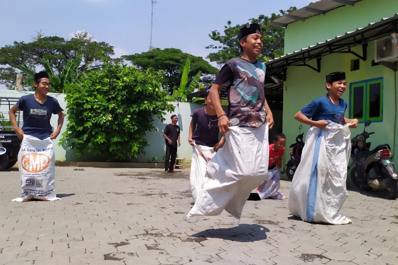 Santri Ponpes Taubatan Nasuha An-Nahdliyah saat mengikuti lomba balap karung memeriahkan HUT RI ke-78, Sabtu (19/8/2023).