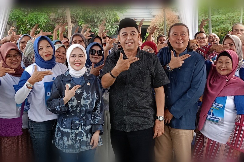 Anggota DPRD Kota Bekasi Agus Rohadi dan Anggota DPR RI Intan Fauzi berfoto bersama warga RW 25 Kelurahan Cimuning, Mustikajaya, Kota Bekasi, Sabtu (23/9/2023).