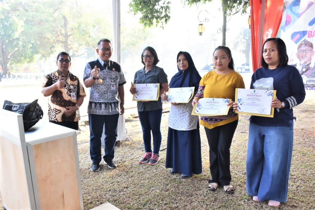 Dinas Sosial Pemkot Salatiga memberikan bantuan peralatan memasak bagi 25 Perempuan Rawan Sosial Ekonomi (PRSE)
