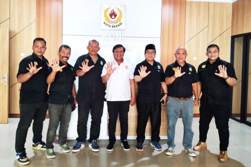 Para pengurus Forki Kota Bekasi berfoto bersama usai kegiatan Raker, Sabtu (2/9/2023).